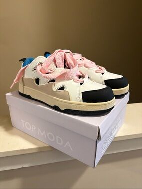 TOP Moda White and Black Kids Sneakers with Pink Laces